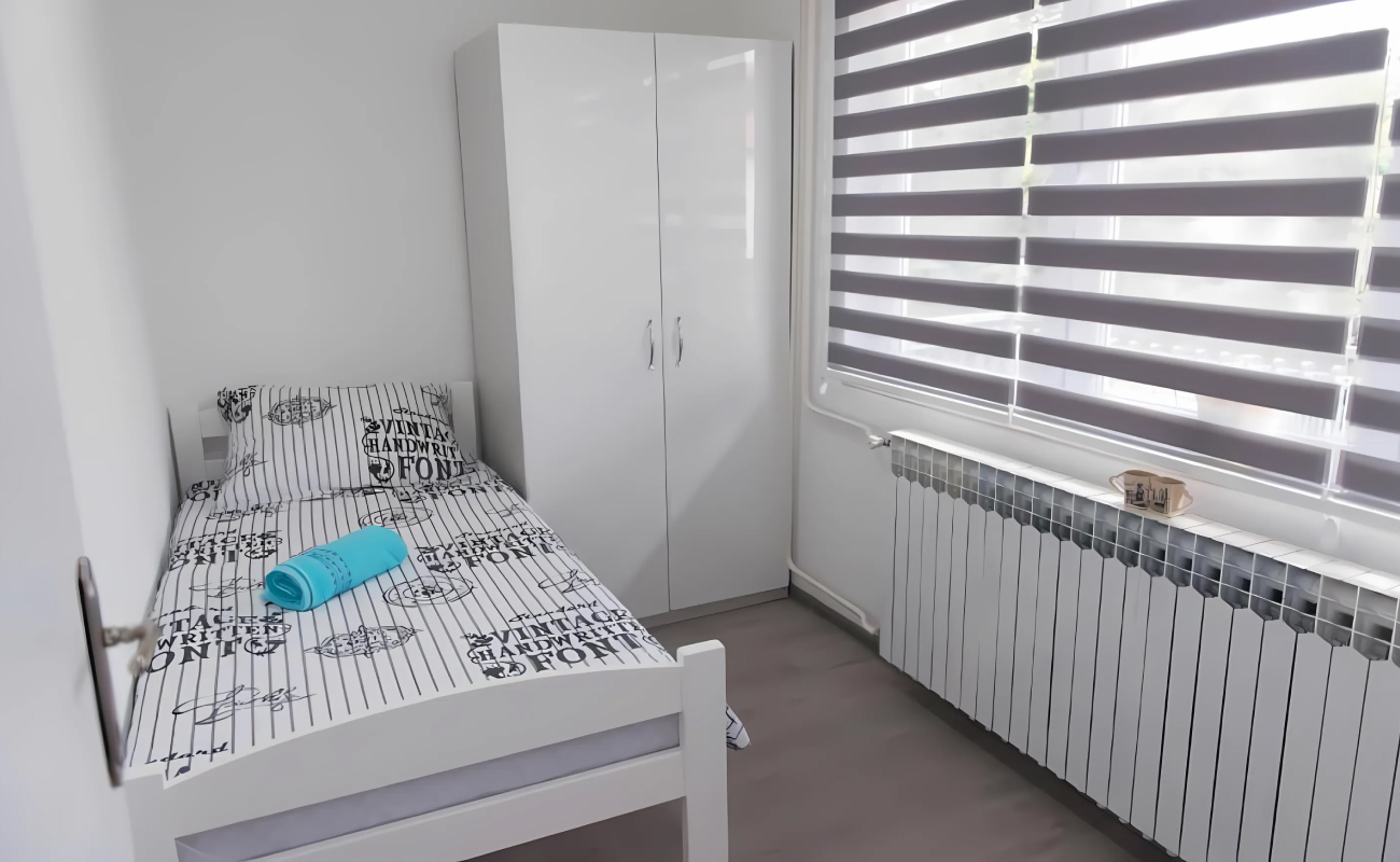 Enterijer apartmana Apartmani Elegance Tuzla, dnevni boravak s prirodnim svjetlom